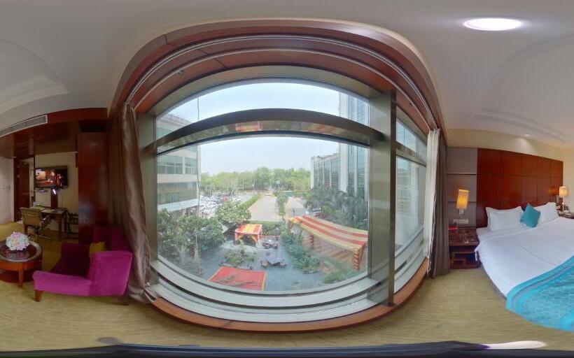 豪华房间带漩涡浴缸, Skycity Hotel Gurgaon
