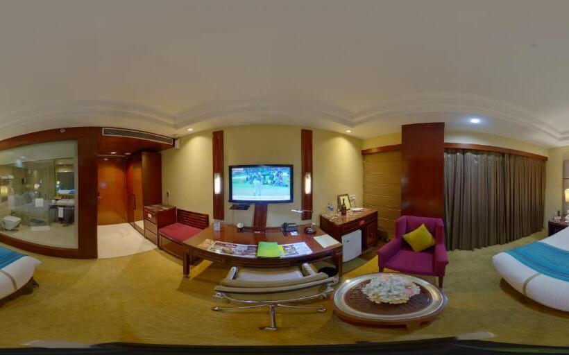 豪华房间带漩涡浴缸, Skycity Hotel Gurgaon