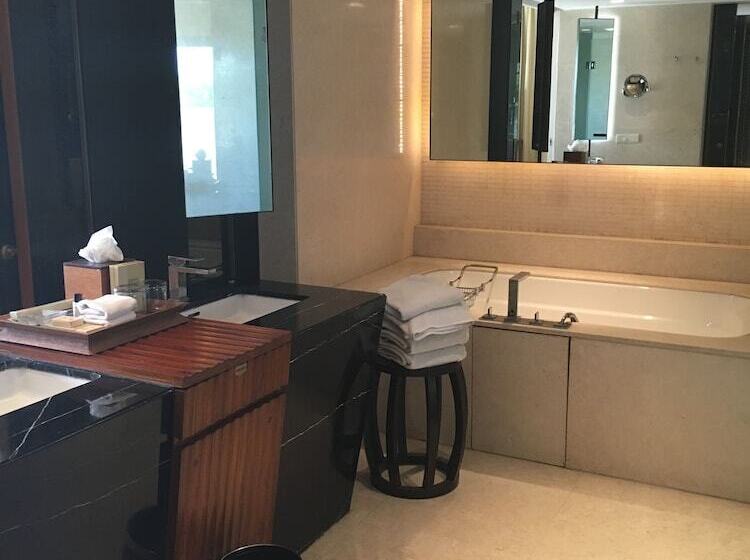Номер Superior, Vivanta Surajkund, Ncr