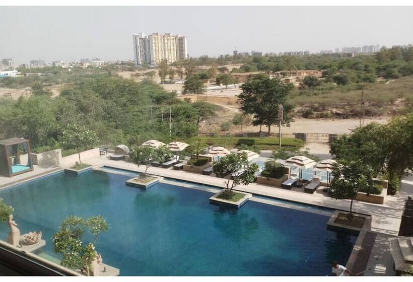 Номер Deluxe Вид на Бассейн, Vivanta Surajkund, Ncr