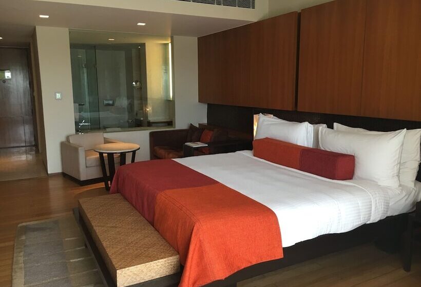 Medencére Néző Deluxe Szoba, Vivanta Surajkund, Ncr