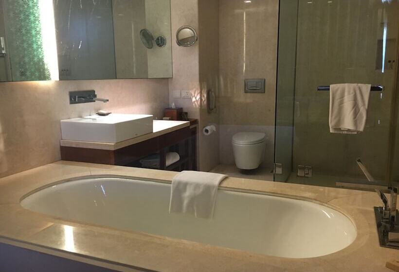 Medencére Néző Deluxe Szoba, Vivanta Surajkund, Ncr