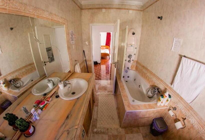 Economy Triple Room, Lar Dois Coracões
