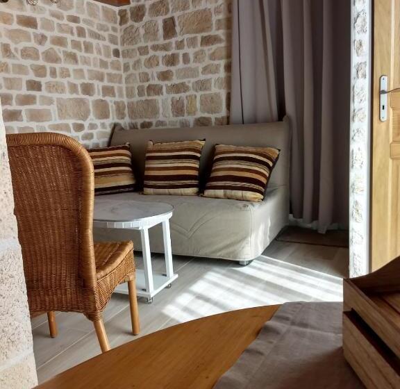 استودیو استاندارد با چشم‌انداز استخر, Le Mas Des Mathes, Chambres D Hôtes, Studios