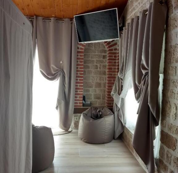 استودیو استاندارد با چشم‌انداز استخر, Le Mas Des Mathes, Chambres D Hôtes, Studios