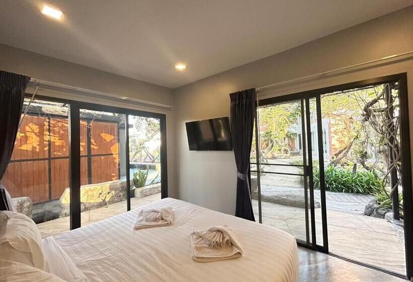 اتاق استاندارد با چشم‌انداز باغ, Uthaithani Resort