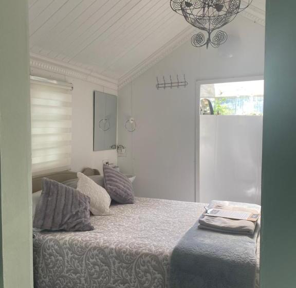 اتاق اکونومی, White River B & B