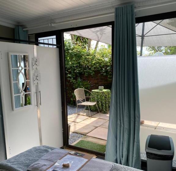 اتاق اکونومی, White River B & B