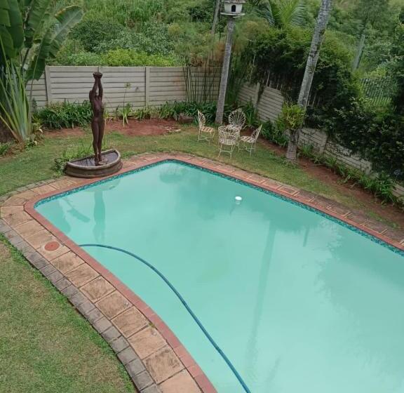اتاق خانوادگی, White River B & B