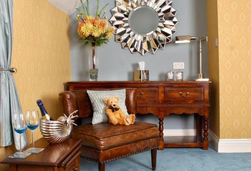 Deluxe Suite met Kingsize Bed, The Mainstay Luxury Boutique Rooms With Private Parking