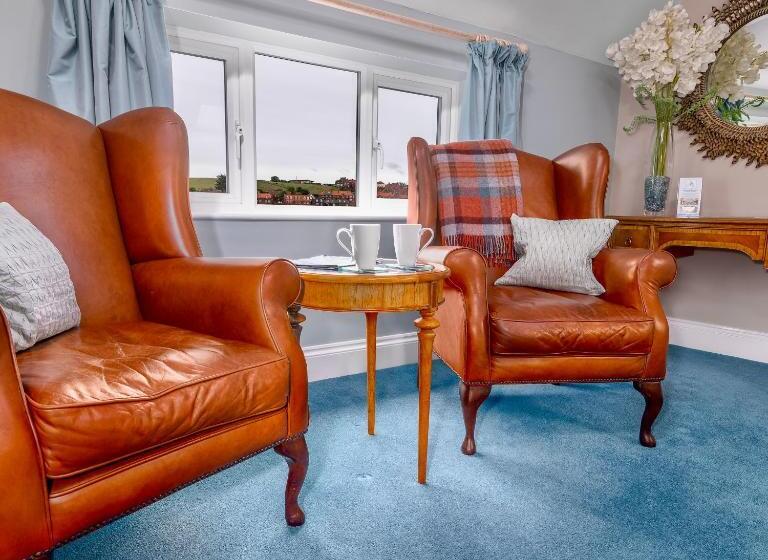 Deluxe Suite met Kingsize Bed, The Mainstay Luxury Boutique Rooms With Private Parking