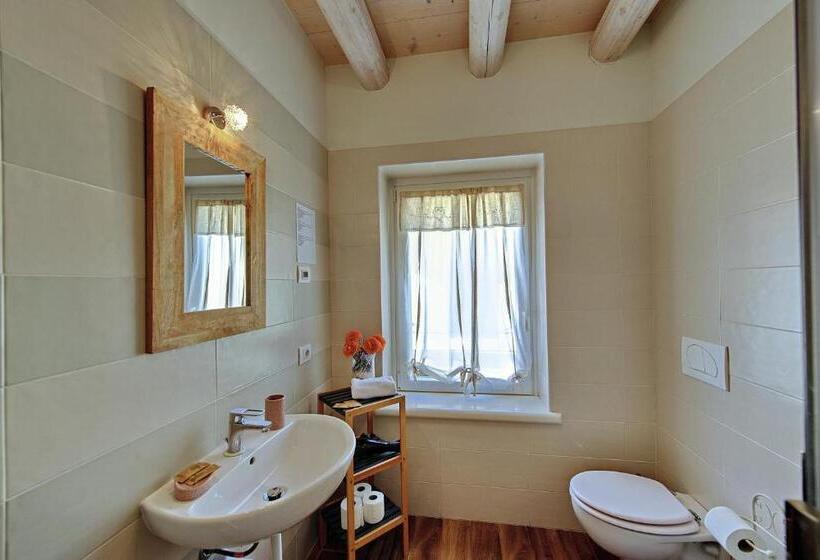 نمای استخر اتاق استاندارد چهارنفره, Villa Rossella Rooms
