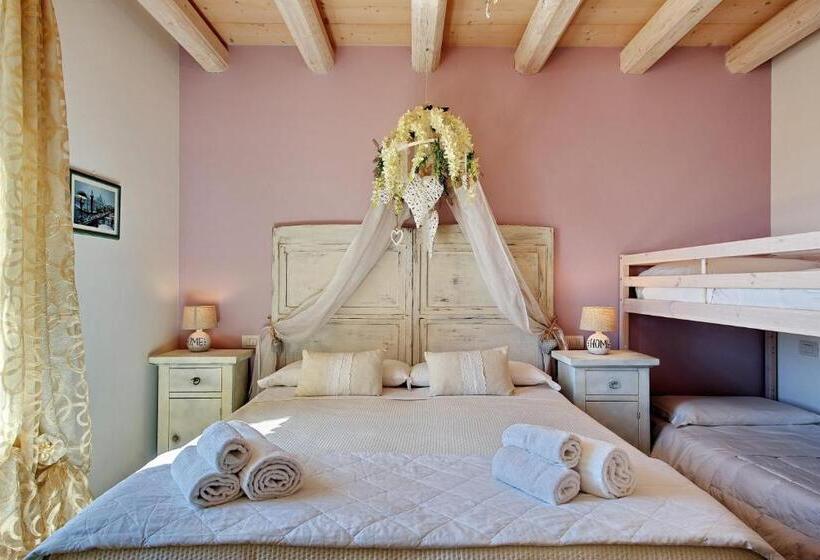 نمای استخر اتاق استاندارد چهارنفره, Villa Rossella Rooms