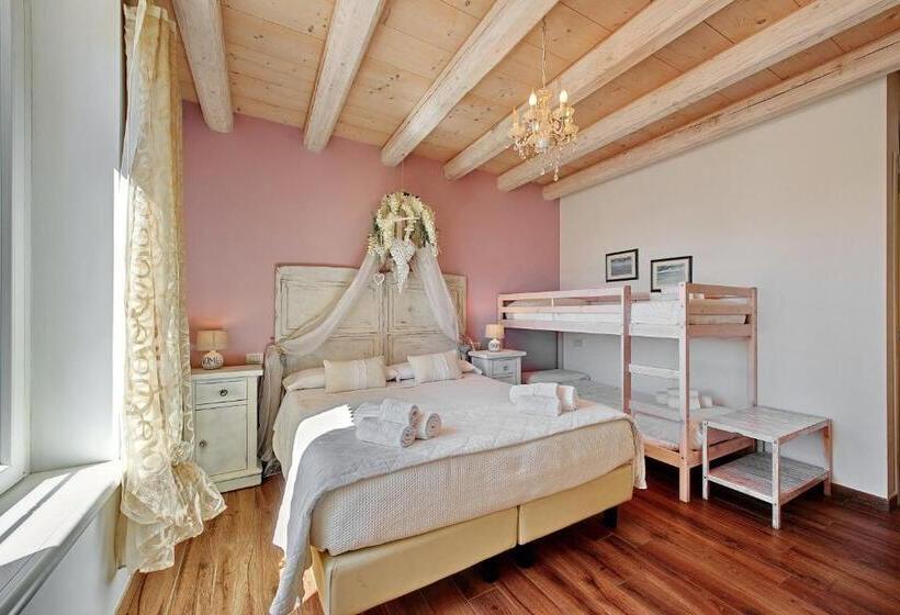 نمای استخر اتاق استاندارد چهارنفره, Villa Rossella Rooms