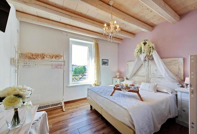 نمای استخر اتاق استاندارد چهارنفره, Villa Rossella Rooms