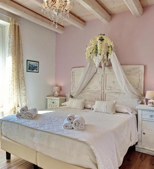 نمای استخر اتاق استاندارد چهارنفره, Villa Rossella Rooms