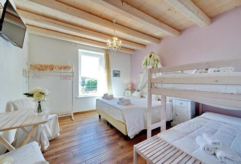 نمای استخر اتاق استاندارد چهارنفره, Villa Rossella Rooms