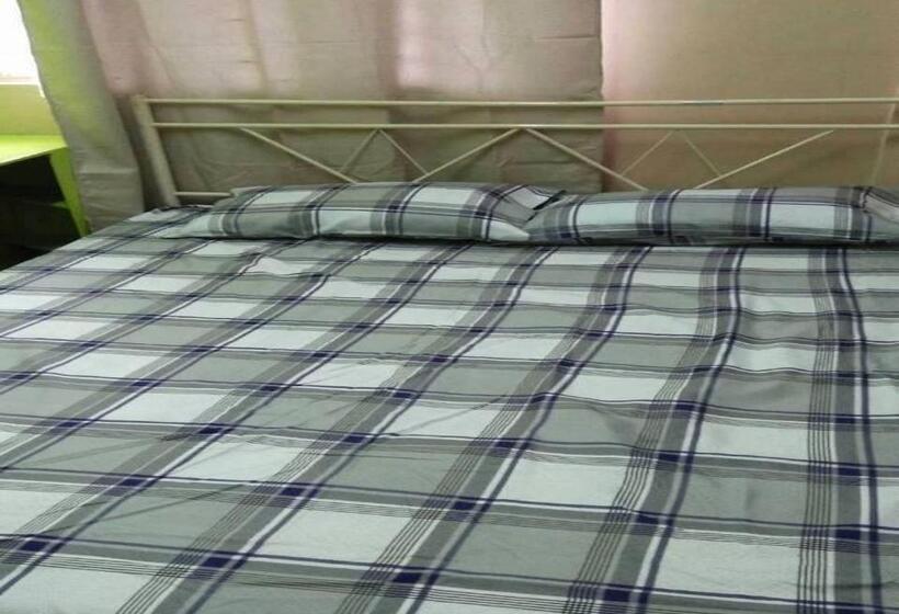 이코노미 룸, Fleetwood Suites