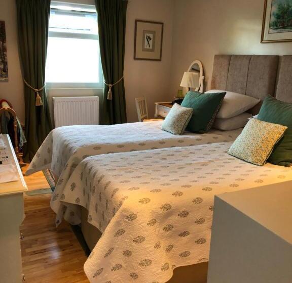 Quarto Estandar, Helena Host Family