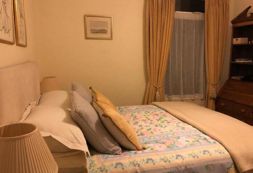 Quarto Economy, Helena Host Family