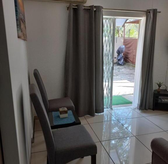 اتاق خانوادگی, Tropical Paradise Guest House