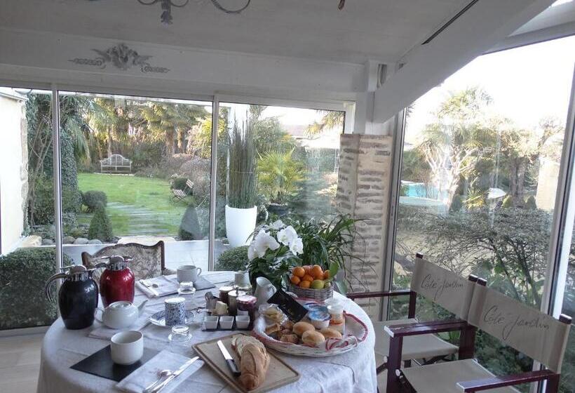 غرفة قياسية مطلّة علي الحديقة, Cote Jardin