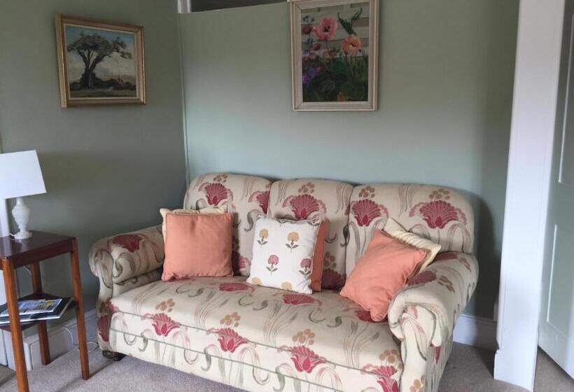 Полулюкс, Cliff Farmhouse B&b Suites