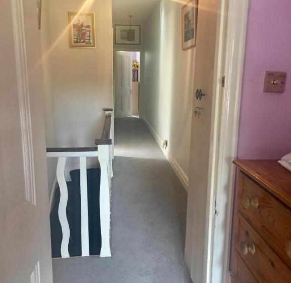 Номер Стандарт, 38 Whitehall Road