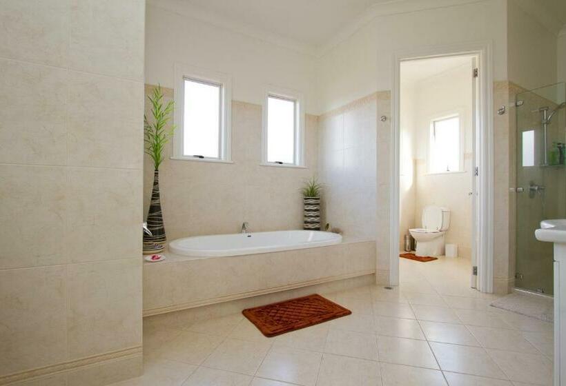 سوییت با چشم‌انداز کوه, Rua Resort
