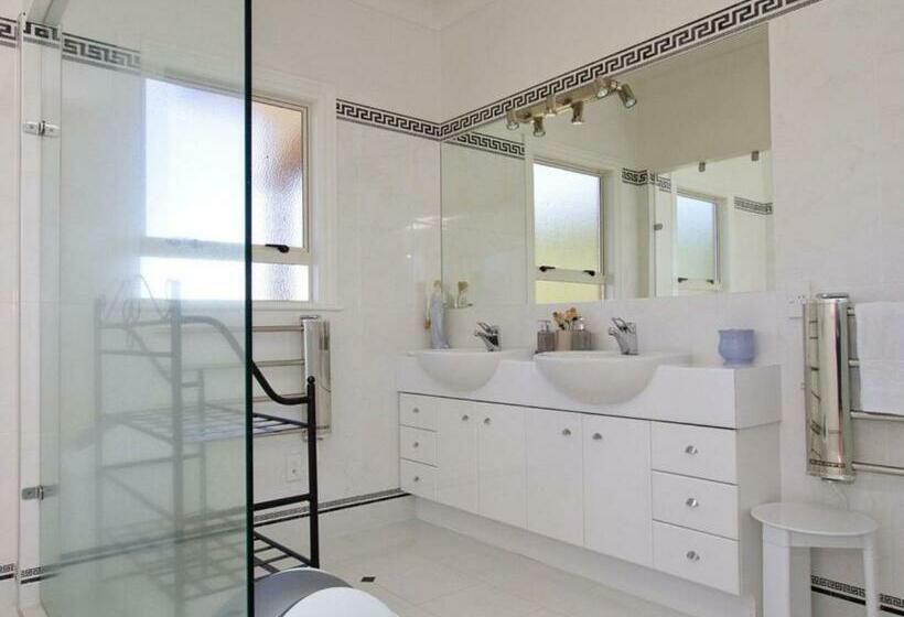 اتاق استاندارد سه تخته با سرویس بهداشتی مشترک, Rua Resort