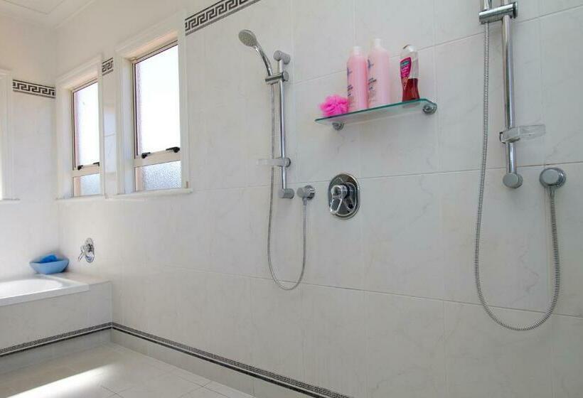 اتاق استاندارد سه تخته با سرویس بهداشتی مشترک, Rua Resort