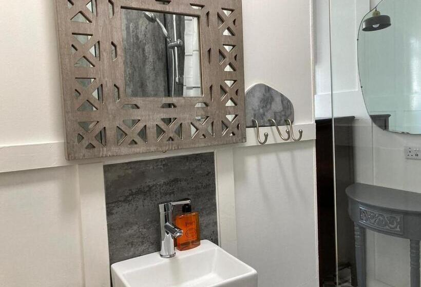 Номер Basic, Elmora House