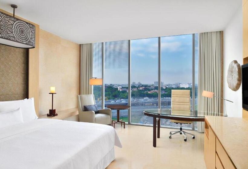 带城市景观和大床的豪华房间, The Westin Gurgaon, New Delhi