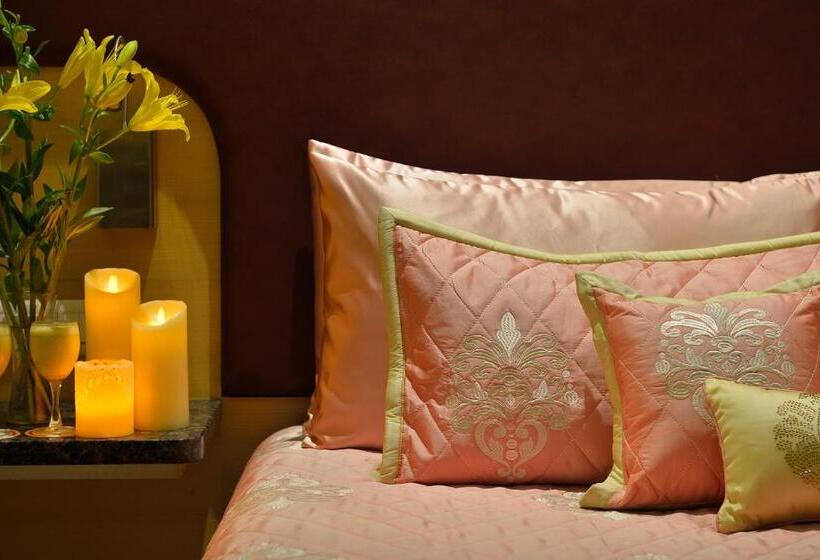 Executive Room Queen Bed, Vivanta Vadodara