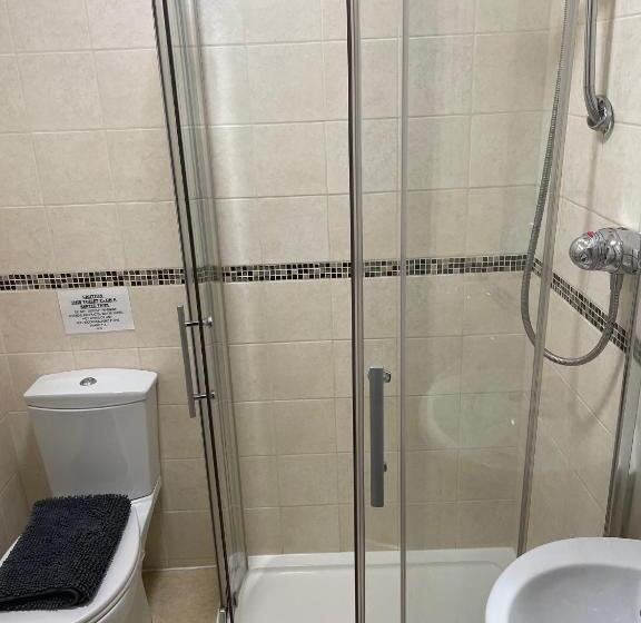 חדר משפחתי, Widemouth Manor