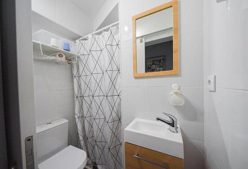 اتاق استاندارد یک نفره, Blue Door Lagos