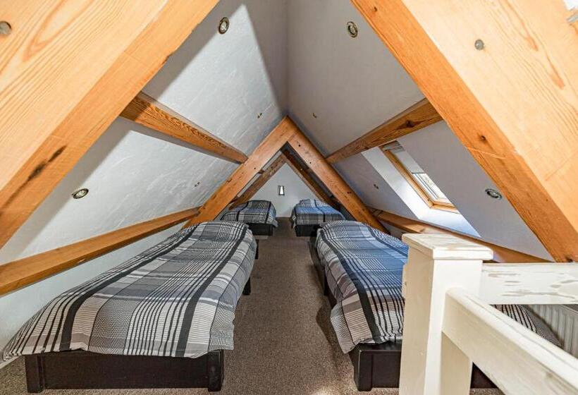 کلبه ییلاقی, Ferry House Holidays