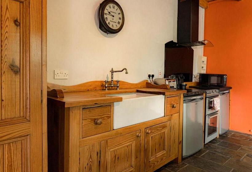 کلبه ییلاقی, Ferry House Holidays