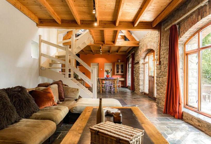 کلبه ییلاقی, Ferry House Holidays