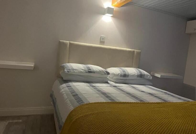 اتاق اکونومی, Ferry House Holidays