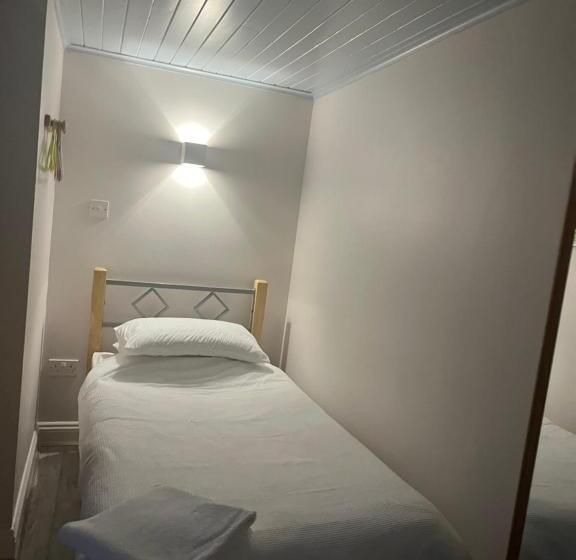 اتاق اکونومی, Ferry House Holidays