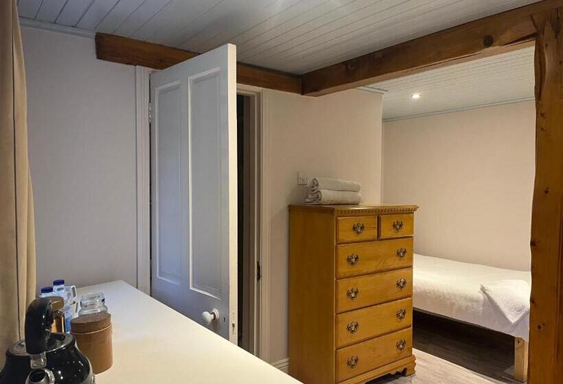اتاق اکونومی, Ferry House Holidays