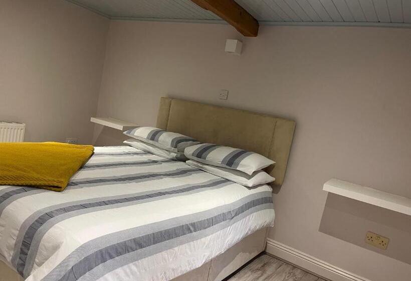 اتاق اکونومی, Ferry House Holidays