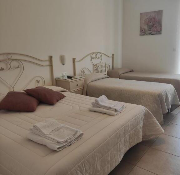 اتاق استاندارد چهارنفره با بالکن, Villa Lorenza