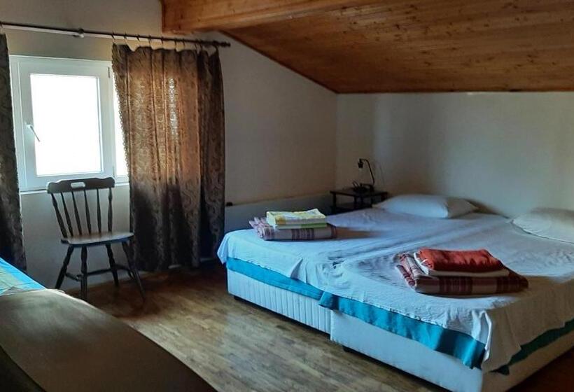 Четырехместный Номер Стандарт, Popov Guest House