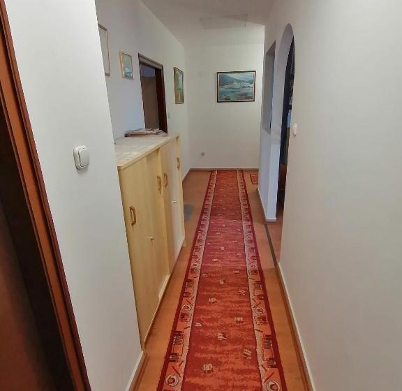 کلبه ییلاقی, Joós Apartman