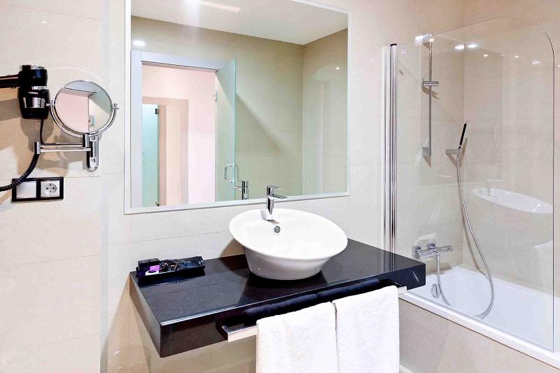 اتاق استاندارد با چشم‌انداز دریاچه, Dña Monse Hotel Spa & Golf
