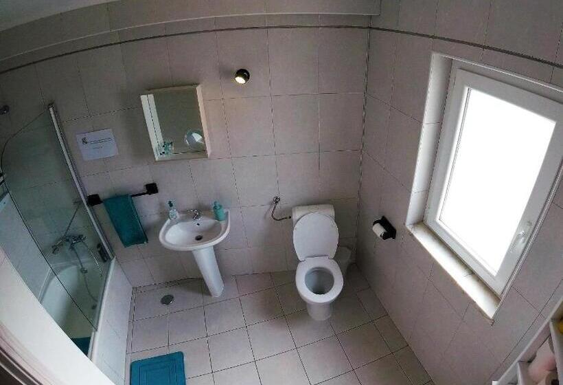 חדר משפחתי חדר אמבטיה משותף, Peniche Surf Lodge 1