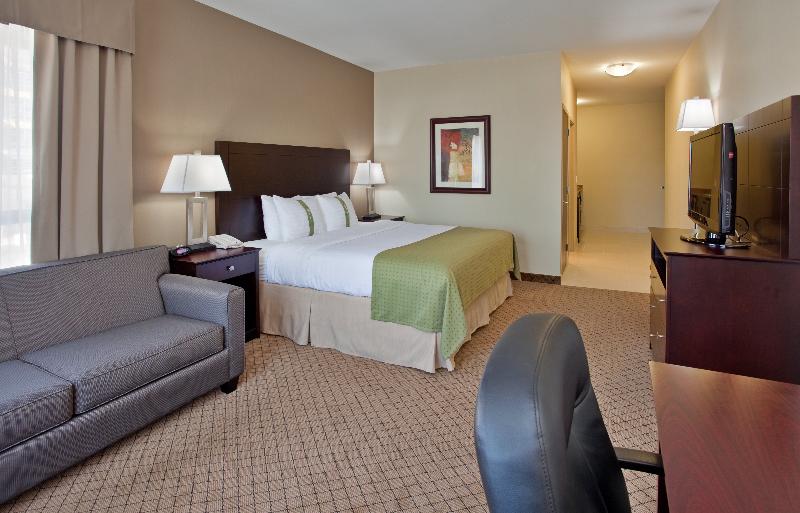 キングサイズベッドのスタンダードルーム, Holiday Inn Hotel And Suites Kamloops, An Ihg