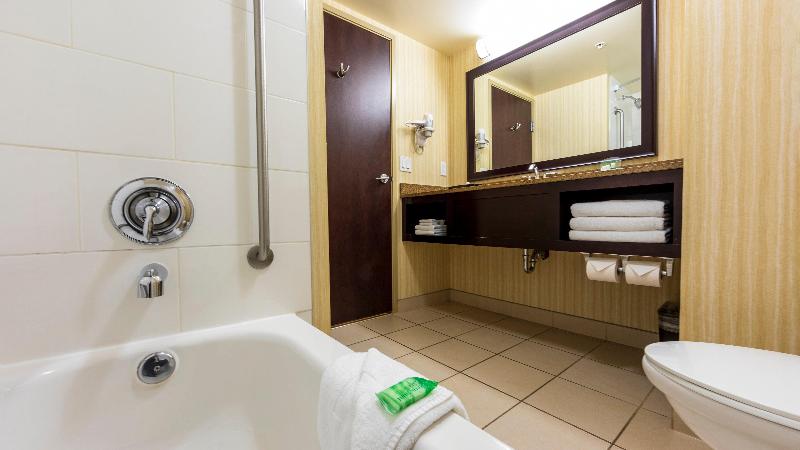 キングサイズベッドのスタンダードルーム, Holiday Inn Hotel And Suites Kamloops, An Ihg